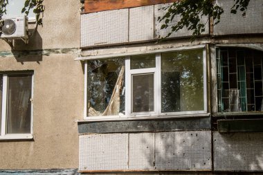 Kharkiv, Ukrayna, Eylül 04, 2024 Rus saldırısından sonra bir yerleşim yerine. Patlama, cam ve metal parçalarını her yöne uçurdu. Bu da ikincil hasara yol açtı.