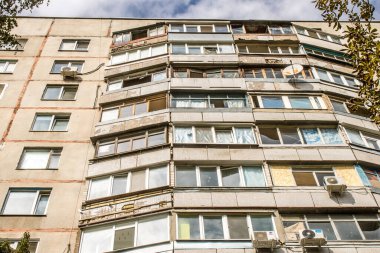 Kharkiv, Ukrayna, Eylül 04, 2024 Rus saldırısından sonra bir yerleşim yerine. Patlama, cam ve metal parçalarını her yöne uçurdu. Bu da ikincil hasara yol açtı.