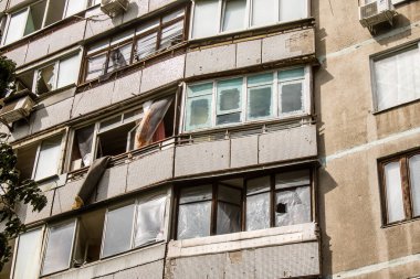 Kharkiv, Ukrayna, Eylül 04, 2024 Rus saldırısından sonra bir yerleşim yerine. Patlama, cam ve metal parçalarını her yöne uçurdu. Bu da ikincil hasara yol açtı.