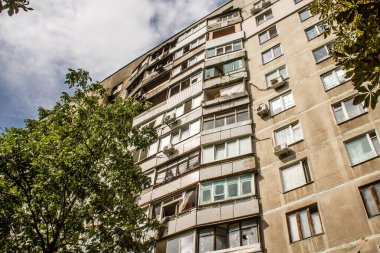 Kharkiv, Ukrayna, Eylül 04, 2024 Rus saldırısından sonra bir yerleşim yerine. Patlama, cam ve metal parçalarını her yöne uçurdu. Bu da ikincil hasara yol açtı.
