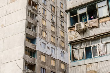 Kharkiv, Ukrayna, Eylül 04, 2024 Rus saldırısından sonra bir yerleşim yerine. Patlama, cam ve metal parçalarını her yöne uçurdu. Bu da ikincil hasara yol açtı.