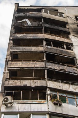 Kharkiv, Ukrayna, Eylül 04, 2024 Rus saldırısından sonra bir yerleşim yerine. Patlama, cam ve metal parçalarını her yöne uçurdu. Bu da ikincil hasara yol açtı.