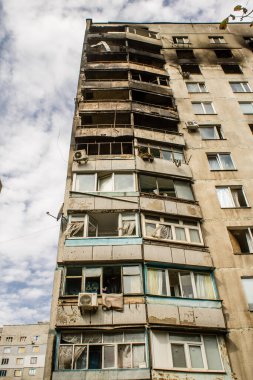 Kharkiv, Ukrayna, Eylül 04, 2024 Rus saldırısından sonra bir yerleşim yerine. Patlama, cam ve metal parçalarını her yöne uçurdu. Bu da ikincil hasara yol açtı.