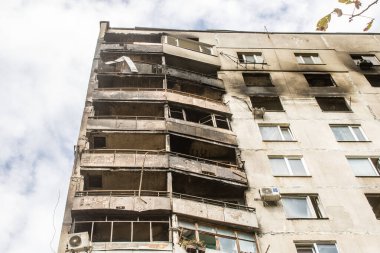 Kharkiv, Ukrayna, Eylül 04, 2024 Rus saldırısından sonra bir yerleşim yerine. Patlama, cam ve metal parçalarını her yöne uçurdu. Bu da ikincil hasara yol açtı.