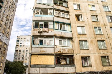 Kharkiv, Ukrayna, Eylül 04, 2024 Rus saldırısından sonra bir yerleşim yerine. Patlama, cam ve metal parçalarını her yöne uçurdu. Bu da ikincil hasara yol açtı.