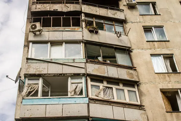 Kharkiv, Ukrayna, Eylül 04, 2024 Rus saldırısından sonra bir yerleşim yerine. Patlama, cam ve metal parçalarını her yöne uçurdu. Bu da ikincil hasara yol açtı.