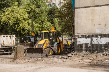 Kharkiv, Ukrayna, Eylül 04, 2024 Rus saldırısından sonra bir yerleşim yerine. Patlama, cam ve metal parçalarını her yöne uçurdu. Bu da ikincil hasara yol açtı.
