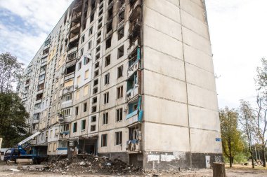 Kharkiv, Ukrayna, Eylül 04, 2024 Rus saldırısından sonra bir yerleşim yerine. Patlama, cam ve metal parçalarını her yöne uçurdu. Bu da ikincil hasara yol açtı.