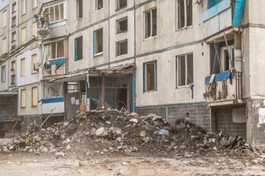 Kharkiv, Ukrayna, Eylül 04, 2024 Rus saldırısından sonra bir yerleşim yerine. Patlama, cam ve metal parçalarını her yöne uçurdu. Bu da ikincil hasara yol açtı.