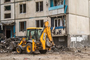 Kharkiv, Ukrayna, Eylül 04, 2024 Rus saldırısından sonra bir yerleşim yerine. Patlama, cam ve metal parçalarını her yöne uçurdu. Bu da ikincil hasara yol açtı.