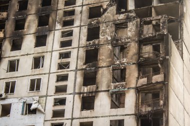 Kharkiv, Ukrayna, Eylül 04, 2024 Rus saldırısından sonra bir yerleşim yerine. Patlama, cam ve metal parçalarını her yöne uçurdu. Bu da ikincil hasara yol açtı.