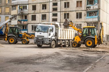 Kharkiv, Ukrayna, Eylül 04, 2024 Rus saldırısından sonra bir yerleşim yerine. Patlama, cam ve metal parçalarını her yöne uçurdu. Bu da ikincil hasara yol açtı.