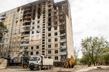 Kharkiv, Ukrayna, Eylül 04, 2024 Rus saldırısından sonra bir yerleşim yerine. Patlama, cam ve metal parçalarını her yöne uçurdu. Bu da ikincil hasara yol açtı.