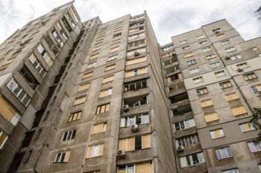 Kharkiv, Ukrayna, Eylül 04, 2024 Rus saldırısından sonra bir yerleşim yerine. Patlama, cam ve metal parçalarını her yöne uçurdu. Bu da ikincil hasara yol açtı.