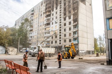 Kharkiv, Ukrayna, Eylül 04, 2024 Rus saldırısından sonra bir yerleşim yerine. Patlama, cam ve metal parçalarını her yöne uçurdu. Bu da ikincil hasara yol açtı.