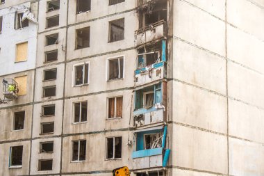 Kharkiv, Ukrayna, Eylül 04, 2024 Rus saldırısından sonra bir yerleşim yerine. Patlama, cam ve metal parçalarını her yöne uçurdu. Bu da ikincil hasara yol açtı.