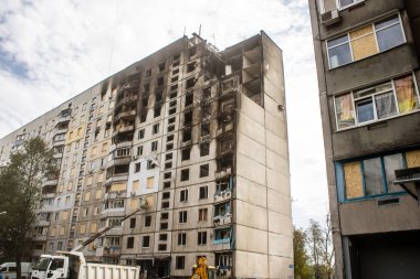 Kharkiv, Ukrayna, Eylül 04, 2024 Rus saldırısından sonra bir yerleşim yerine. Patlama, cam ve metal parçalarını her yöne uçurdu. Bu da ikincil hasara yol açtı.