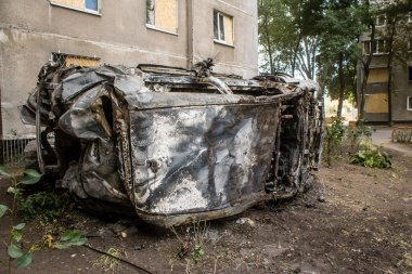 Kharkiv, Ukrayna, Eylül 04, 2024 Rus saldırısından sonra bir yerleşim yerine. Patlama, cam ve metal parçalarını her yöne uçurdu. Bu da ikincil hasara yol açtı.