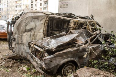 Kharkiv, Ukrayna, Eylül 04, 2024 Rus saldırısından sonra bir yerleşim yerine. Patlama, cam ve metal parçalarını her yöne uçurdu. Bu da ikincil hasara yol açtı.