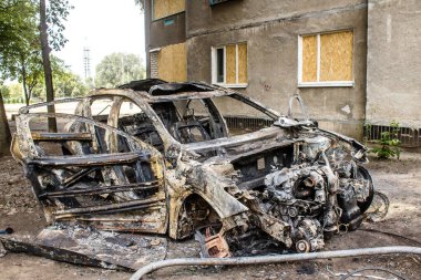 Kharkiv, Ukrayna, Eylül 04, 2024 Rus saldırısından sonra bir yerleşim yerine. Patlama, cam ve metal parçalarını her yöne uçurdu. Bu da ikincil hasara yol açtı.