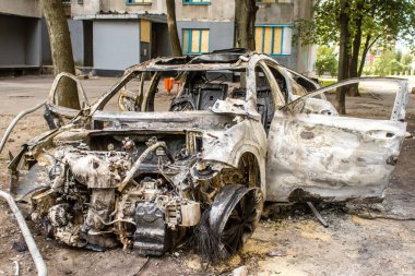 Kharkiv, Ukrayna, Eylül 04, 2024 Rus saldırısından sonra bir yerleşim yerine. Patlama, cam ve metal parçalarını her yöne uçurdu. Bu da ikincil hasara yol açtı.