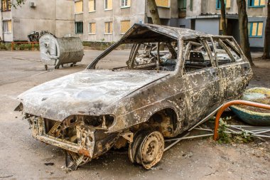 Kharkiv, Ukrayna, Eylül 04, 2024 Rus saldırısından sonra bir yerleşim yerine. Patlama, cam ve metal parçalarını her yöne uçurdu. Bu da ikincil hasara yol açtı.