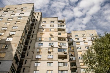 Kharkiv, Ukrayna, Eylül 04, 2024 Rus saldırısından sonra bir yerleşim yerine. Patlama, cam ve metal parçalarını her yöne uçurdu. Bu da ikincil hasara yol açtı.