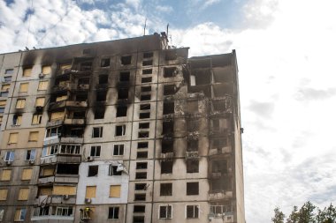 Kharkiv, Ukrayna, Eylül 04, 2024 Rus saldırısından sonra bir yerleşim yerine. Patlama, cam ve metal parçalarını her yöne uçurdu. Bu da ikincil hasara yol açtı.