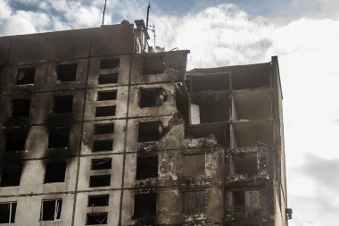 Kharkiv, Ukrayna, Eylül 04, 2024 Rus saldırısından sonra bir yerleşim yerine. Patlama, cam ve metal parçalarını her yöne uçurdu. Bu da ikincil hasara yol açtı.