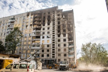 Kharkiv, Ukrayna, Eylül 04, 2024 Rus saldırısından sonra bir yerleşim yerine. Patlama, cam ve metal parçalarını her yöne uçurdu. Bu da ikincil hasara yol açtı.