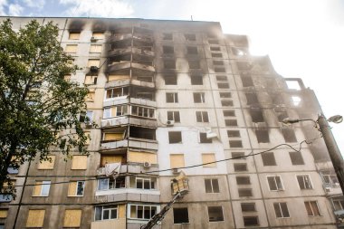 Kharkiv, Ukrayna, Eylül 04, 2024 Rus saldırısından sonra bir yerleşim yerine. Patlama, cam ve metal parçalarını her yöne uçurdu. Bu da ikincil hasara yol açtı.