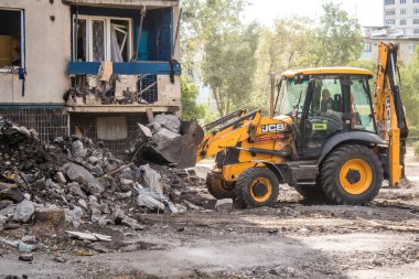 Kharkiv, Ukrayna, Eylül 04, 2024 Rus saldırısından sonra bir yerleşim yerine. Patlama, cam ve metal parçalarını her yöne uçurdu. Bu da ikincil hasara yol açtı.