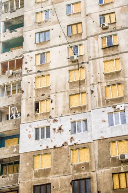 Kharkiv, Ukrayna, Eylül 04, 2024 Rus saldırısından sonra bir yerleşim yerine. Patlama, cam ve metal parçalarını her yöne uçurdu. Bu da ikincil hasara yol açtı.