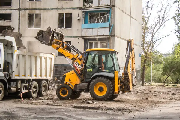 Kharkiv, Ukrayna, Eylül 04, 2024 Rus saldırısından sonra bir yerleşim yerine. Patlama, cam ve metal parçalarını her yöne uçurdu. Bu da ikincil hasara yol açtı.