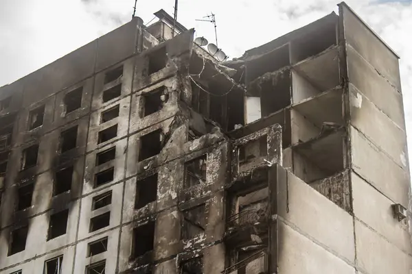 Kharkiv, Ukrayna, Eylül 04, 2024 Rus saldırısından sonra bir yerleşim yerine. Patlama, cam ve metal parçalarını her yöne uçurdu. Bu da ikincil hasara yol açtı.