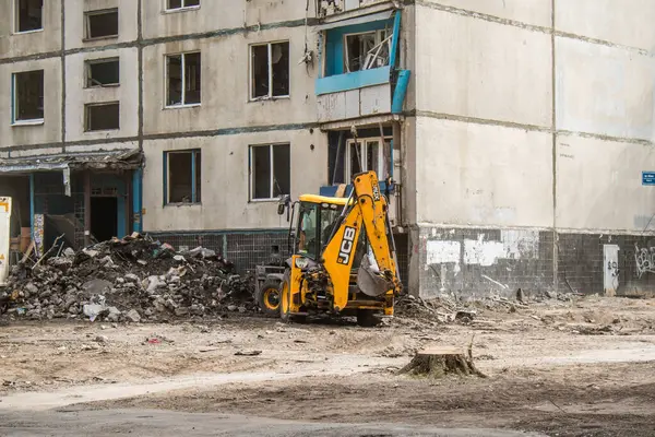 Kharkiv, Ukrayna, Eylül 04, 2024 Rus saldırısından sonra bir yerleşim yerine. Patlama, cam ve metal parçalarını her yöne uçurdu. Bu da ikincil hasara yol açtı.
