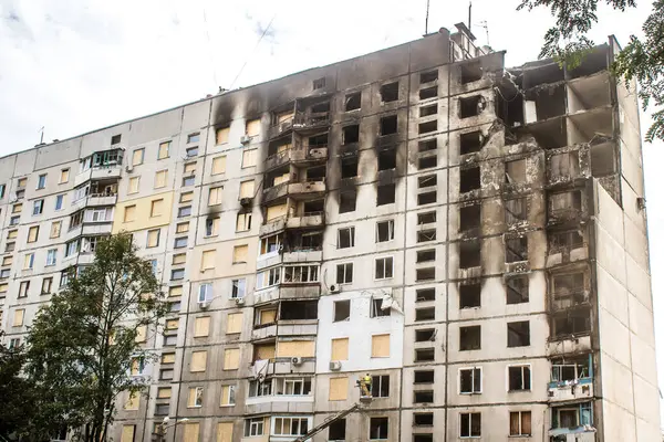 Kharkiv, Ukrayna, Eylül 04, 2024 Rus saldırısından sonra bir yerleşim yerine. Patlama, cam ve metal parçalarını her yöne uçurdu. Bu da ikincil hasara yol açtı.