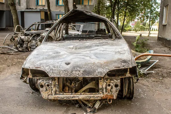 Kharkiv, Ukrayna, Eylül 04, 2024 Rus saldırısından sonra bir yerleşim yerine. Patlama, cam ve metal parçalarını her yöne uçurdu. Bu da ikincil hasara yol açtı.