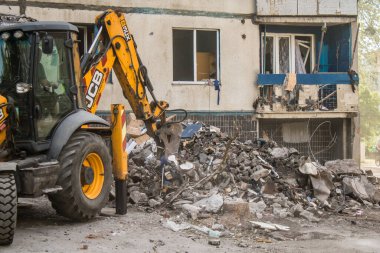 Kharkiv, Ukrayna, Eylül 04, 2024 Rus saldırısından sonra bir yerleşim yerine. Patlama, cam ve metal parçalarını her yöne uçurdu. Bu da ikincil hasara yol açtı.