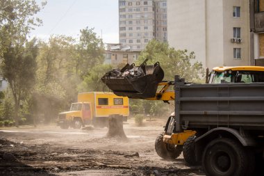 Kharkiv, Ukrayna, Eylül 04, 2024 Rus saldırısından sonra bir yerleşim yerine. Patlama, cam ve metal parçalarını her yöne uçurdu. Bu da ikincil hasara yol açtı.