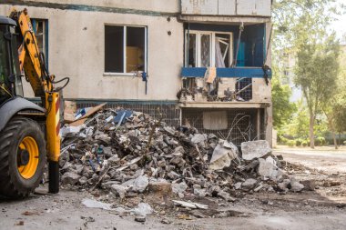 Kharkiv, Ukrayna, Eylül 04, 2024 Rus saldırısından sonra bir yerleşim yerine. Patlama, cam ve metal parçalarını her yöne uçurdu. Bu da ikincil hasara yol açtı.