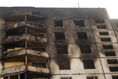 Kharkiv, Ukrayna, Eylül 04, 2024 Rus saldırısından sonra bir yerleşim yerine. Patlama, cam ve metal parçalarını her yöne uçurdu. Bu da ikincil hasara yol açtı.