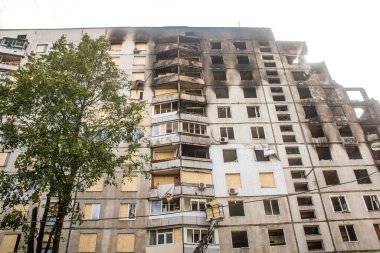 Kharkiv, Ukrayna, Eylül 04, 2024 Rus saldırısından sonra bir yerleşim yerine. Patlama, cam ve metal parçalarını her yöne uçurdu. Bu da ikincil hasara yol açtı.