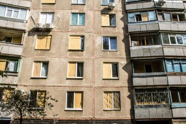 Kharkiv, Ukrayna, Eylül 04, 2024 Rus saldırısından sonra bir yerleşim yerine. Patlama, cam ve metal parçalarını her yöne uçurdu. Bu da ikincil hasara yol açtı.