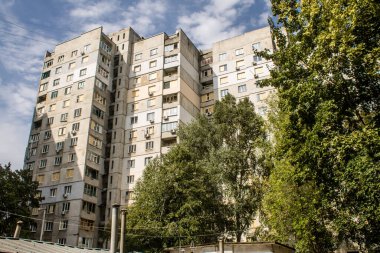 Kharkiv, Ukrayna, Eylül 04, 2024 Rus saldırısından sonra bir yerleşim yerine. Patlama, cam ve metal parçalarını her yöne uçurdu. Bu da ikincil hasara yol açtı.