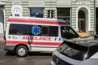 Kharkiv, Ukrayna, 5 Eylül 2024 Ambülans Rusya ile savaş sırasında Harkiv şehir merkezinden geçiyor, Harkiv Rus füzeleri ve sirenlerinin sesi her gün duyuluyor.