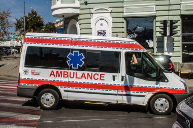 Kharkiv, Ukrayna, 5 Eylül 2024 Ambülans Rusya ile savaş sırasında Harkiv şehir merkezinden geçiyor, Harkiv Rus füzeleri ve sirenlerinin sesi her gün duyuluyor.