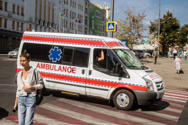 Kharkiv, Ukrayna, 5 Eylül 2024 Ambülans Rusya ile savaş sırasında Harkiv şehir merkezinden geçiyor, Harkiv Rus füzeleri ve sirenlerinin sesi her gün duyuluyor.