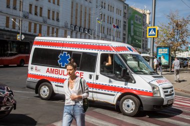 Kharkiv, Ukrayna, 5 Eylül 2024 Ambülans Rusya ile savaş sırasında Harkiv şehir merkezinden geçiyor, Harkiv Rus füzeleri ve sirenlerinin sesi her gün duyuluyor.
