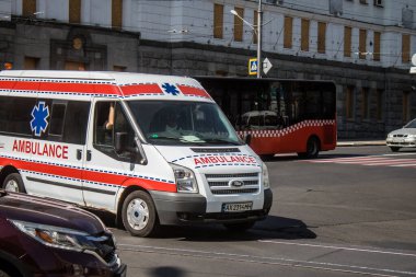 Kharkiv, Ukrayna, 5 Eylül 2024 Ambülans Rusya ile savaş sırasında Harkiv şehir merkezinden geçiyor, Harkiv Rus füzeleri ve sirenlerinin sesi her gün duyuluyor.